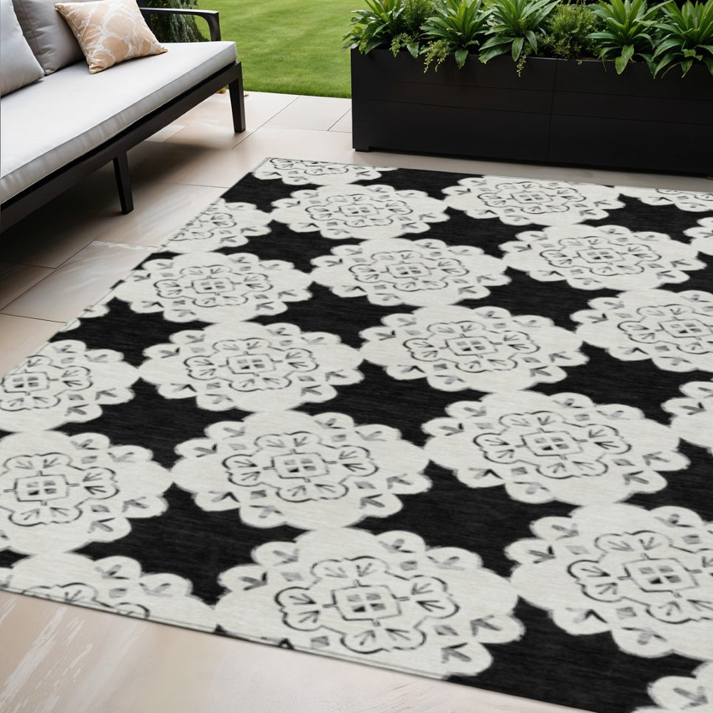 HomeRoots 5' X 8' Black And Ivory Quatrefoil Rug - Stylish, Washable Area Rug for Indoor & Outdoor Spaces 661034