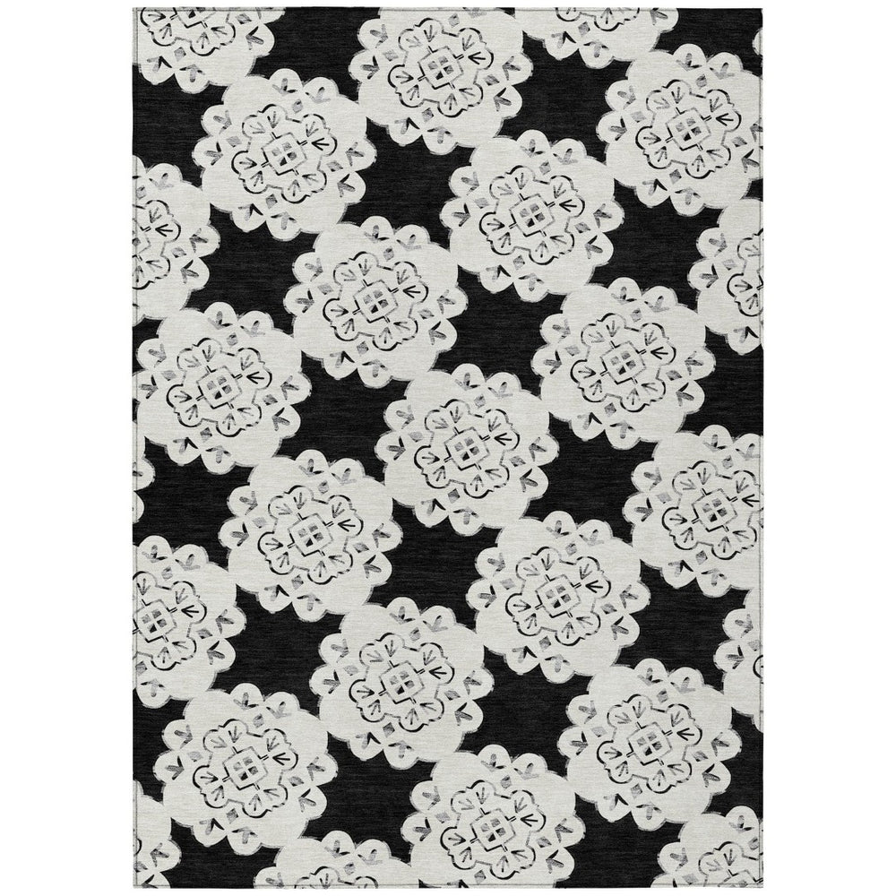 HomeRoots 5' X 8' Black And Ivory Quatrefoil Rug - Stylish, Washable Area Rug for Indoor & Outdoor Spaces 661034