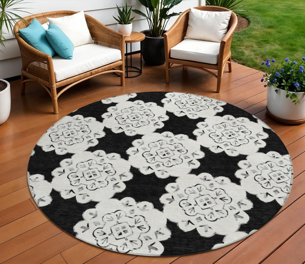 HomeRoots 8' Black and Ivory Round Quatrefoil Rug - Washable, Stain-Resistant, Perfect for Indoor & Outdoor Use 661035