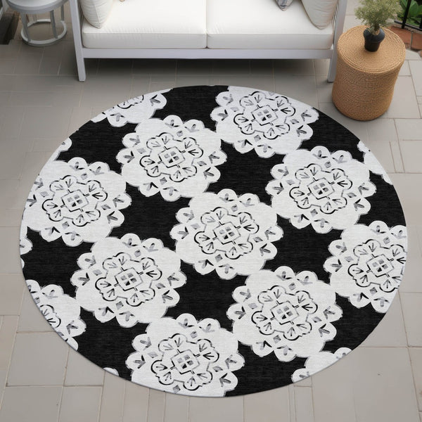 HomeRoots 8' Black and Ivory Round Quatrefoil Rug - Washable, Stain-Resistant, Perfect for Indoor & Outdoor Use 661035