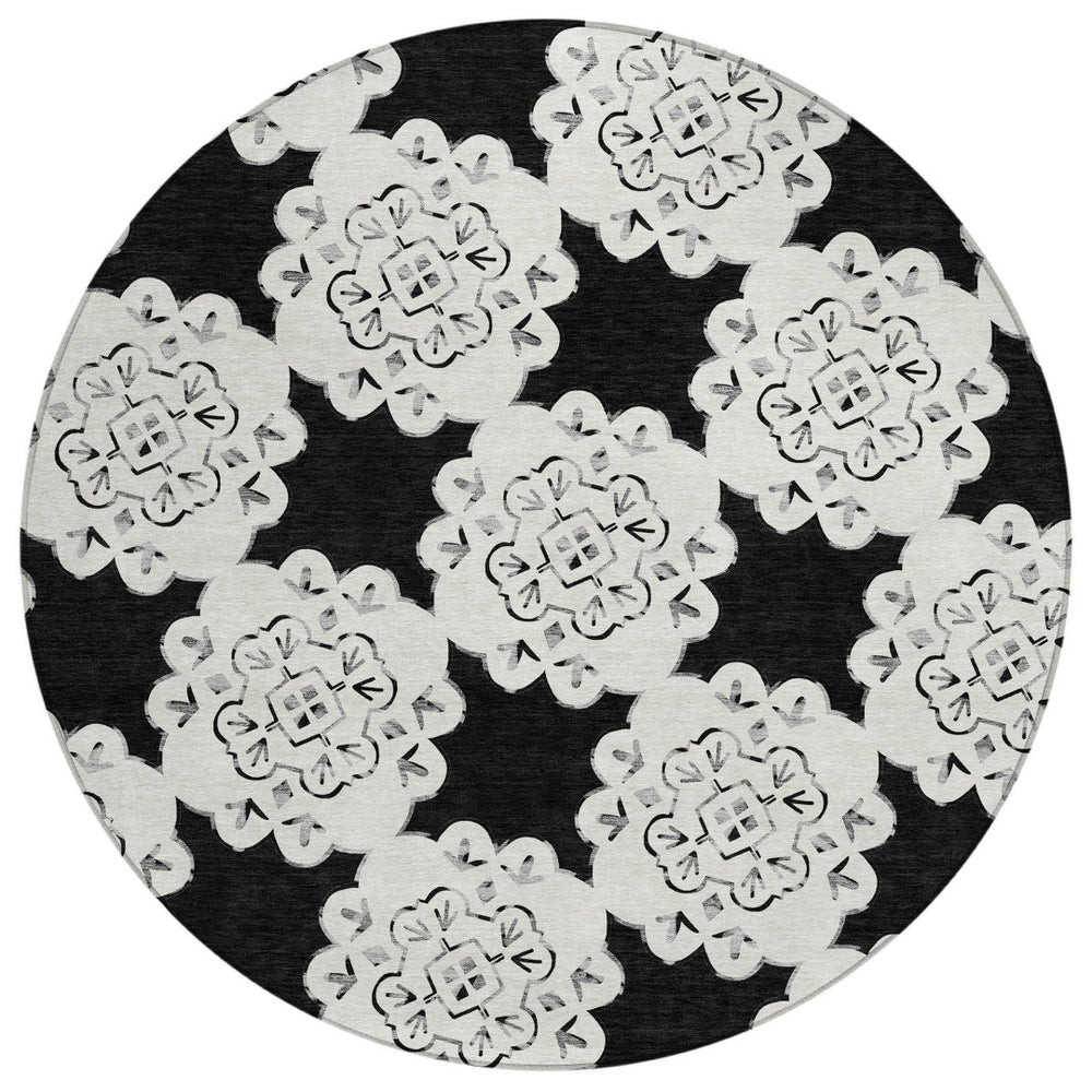 HomeRoots 8' Black and Ivory Round Quatrefoil Rug - Washable, Stain-Resistant, Perfect for Indoor & Outdoor Use 661035