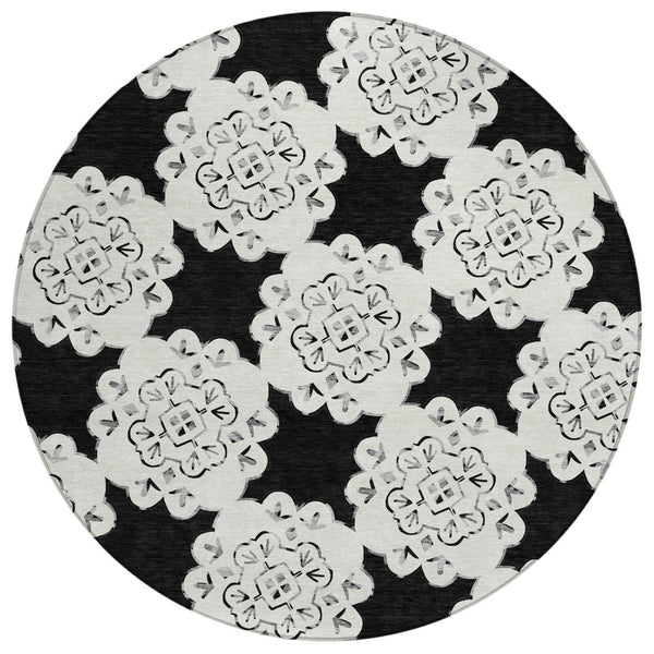 HomeRoots 8' Black and Ivory Round Quatrefoil Rug - Washable, Stain-Resistant, Perfect for Indoor & Outdoor Use 661035