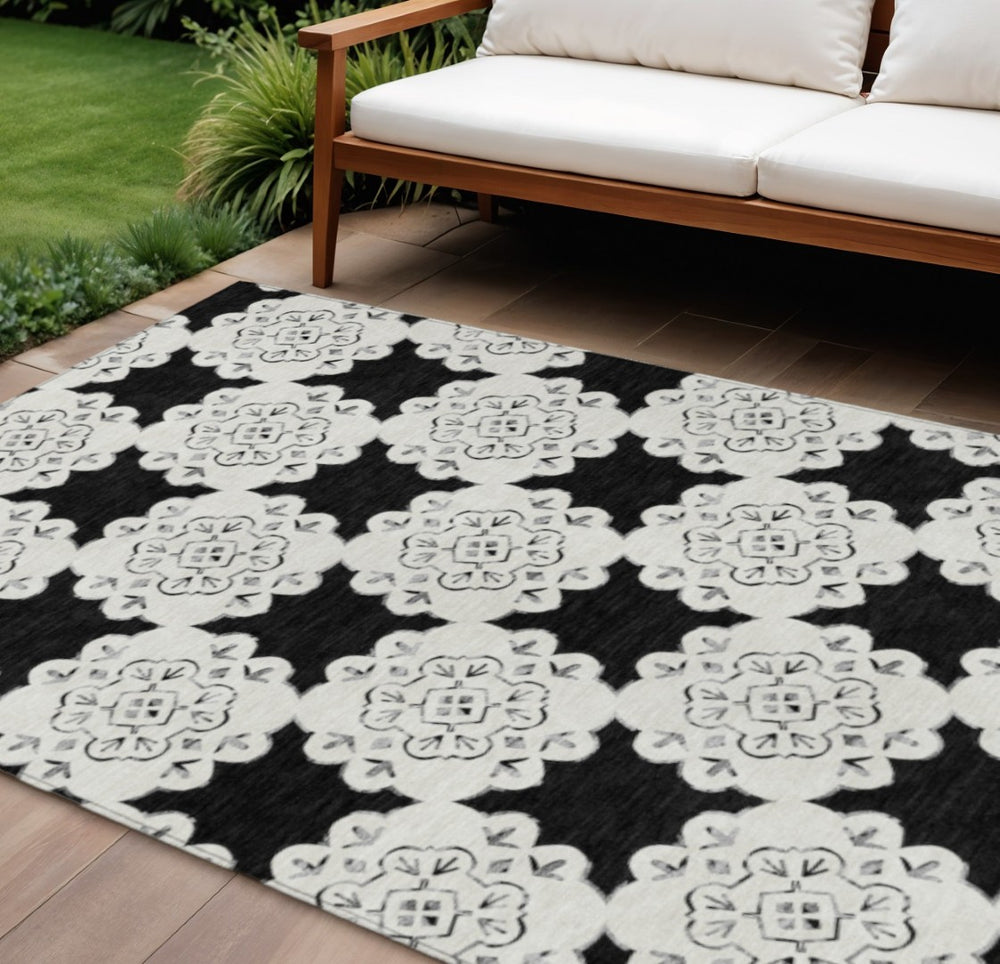 HomeRoots 10' X 14' Stylish Black and Ivory Quatrefoil Washable Area Rug for Indoor and Outdoor Spaces 661038