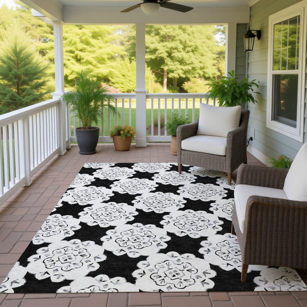 HomeRoots 10' X 14' Stylish Black and Ivory Quatrefoil Washable Area Rug for Indoor and Outdoor Spaces 661038