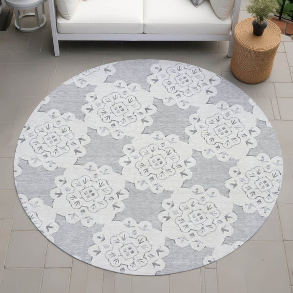 HomeRoots 8' Gray And Ivory Round Quatrefoil Rug – Washable, Durable, Stylish for Indoor & Outdoor Spaces 661053