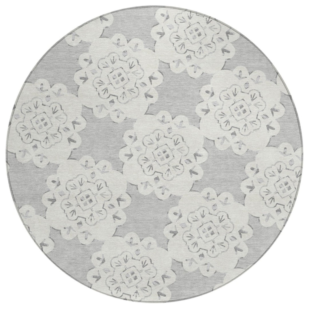 HomeRoots 8' Gray And Ivory Round Quatrefoil Rug – Washable, Durable, Stylish for Indoor & Outdoor Spaces 661053