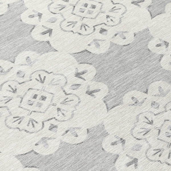 HomeRoots 8' Gray And Ivory Round Quatrefoil Rug – Washable, Durable, Stylish for Indoor & Outdoor Spaces 661053