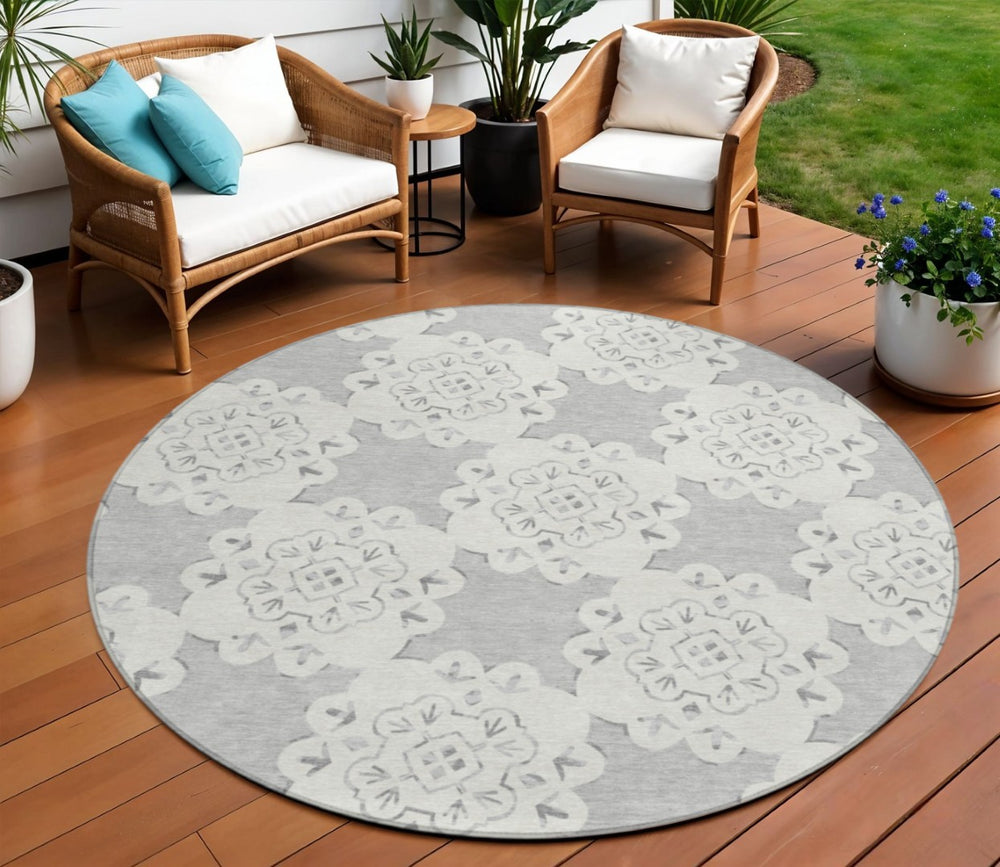 HomeRoots 8' Gray And Ivory Round Quatrefoil Rug – Washable, Durable, Stylish for Indoor & Outdoor Spaces 661053