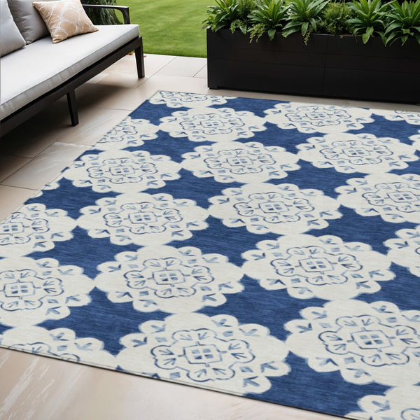 HomeRoots 5' X 8' Stylish Navy Blue and Ivory Quatrefoil Rug - Washable, Durable for Indoor & Outdoor Use! 661058