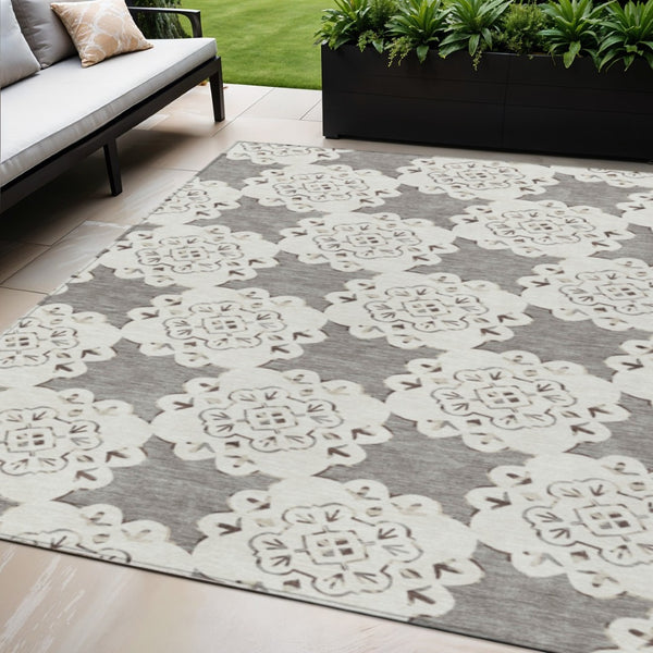 HomeRoots 5' Stylish Taupe and Ivory Quatrefoil Washable Area Rug - Durable, Versatile for Indoor/Outdoor Use! 661064