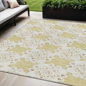 HomeRoots 5' Wheat & Ivory Quatrefoil Area Rug – Durable, Washable Design for Indoor/Outdoor Spaces & High Traffic 661070