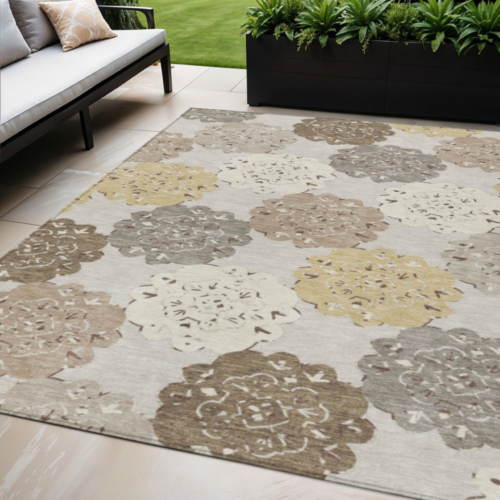HomeRoots 5' X 8' Stylish Pearl Ivory & Wheat Quatrefoil Rug - Washable, Durable for Indoor & Outdoor Use! 661100