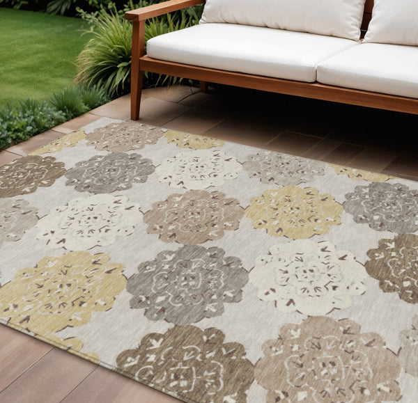 HomeRoots 9' X 12' Quatrefoil Area Rug in Pearl Ivory and Wheat - Stylish, Washable, Indoor/Outdoor Durability 661103
