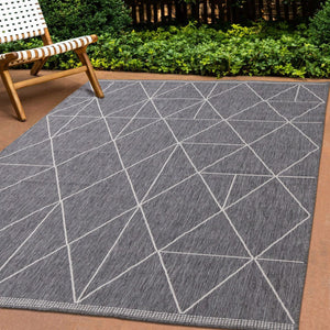 HomeRoots 5' Gray and White Geometric Area Rug - Modern Design, Durable, Stain-Resistant, Perfect for High-Traffic Homes 5' X 8' 661300