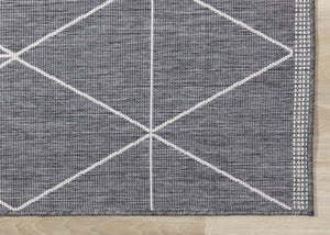 HomeRoots 5' Gray and White Geometric Area Rug - Modern Design, Durable, Stain-Resistant, Perfect for High-Traffic Homes 5' X 8' 661300