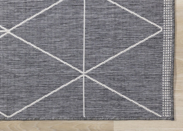 HomeRoots 5' Gray and White Geometric Area Rug - Modern Design, Durable, Stain-Resistant, Perfect for High-Traffic Homes 5' X 8' 661300