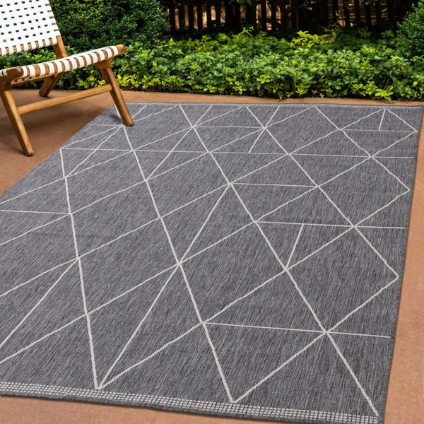 HomeRoots 5' Gray and White Geometric Area Rug - Modern Design, Durable, Stain-Resistant, Perfect for High-Traffic Homes 8' X 11' 661301