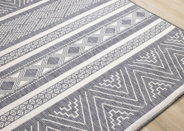 HomeRoots 5' Gray and White Tribal Area Rug - Stylish Geometric Design for Modern Homes, Pet-Friendly & Durable 5' X 8' 661308