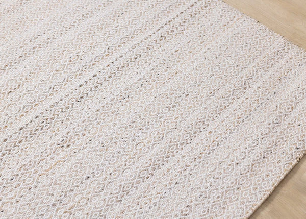 HomeRoots 5' Hand-Woven Cream and Beige Geometric Area Rug - Soft, Stain-Resistant, Perfect for Modern Spaces 5' X 8' 661337