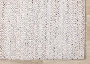 HomeRoots 5' Hand-Woven Cream and Beige Geometric Area Rug - Soft, Stain-Resistant, Perfect for Modern Spaces 5' X 8' 661337