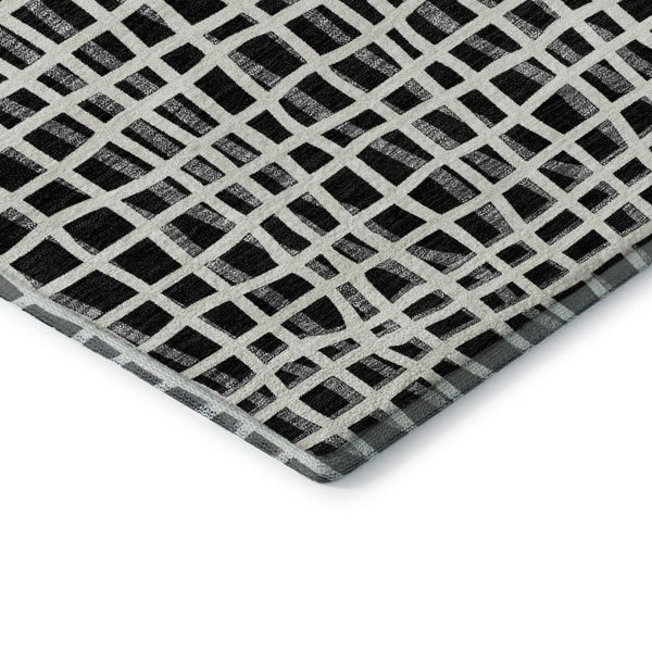 HomeRoots 8' Black And Ivory Striped Round Rug - Washable, UV Protected, Stain Resistant, Durable for High Traffic Areas 661626