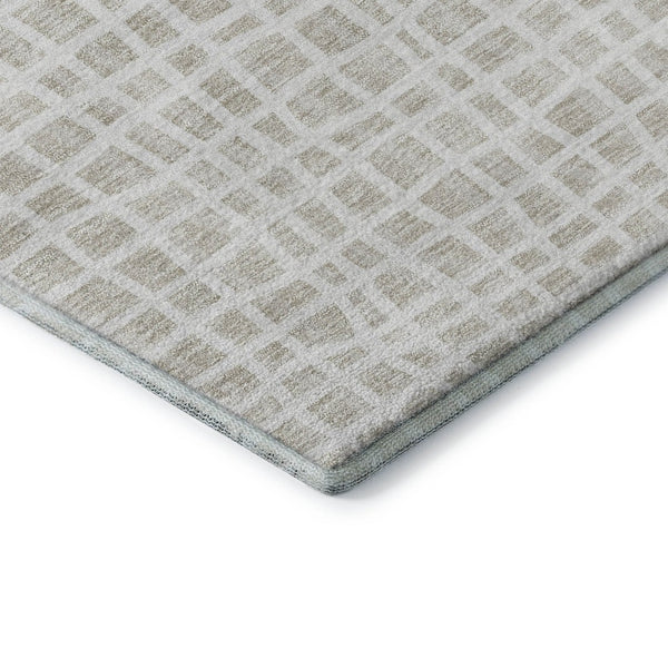 HomeRoots 8' Ivory and Beige Striped Washable Round Rug - UV Protected, Durable, Stylish for High-Traffic Areas 661656