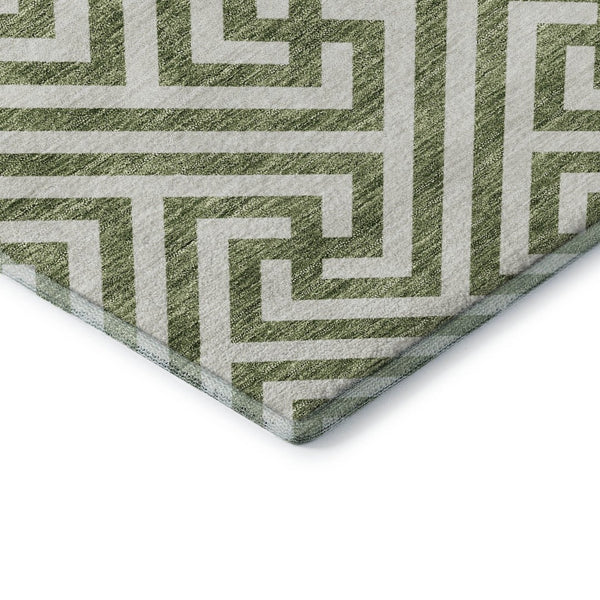 HomeRoots 8' Green and Beige Geometric Round Rug - Washable, Stain-Resistant, UV-Protected for Any Space! 661806