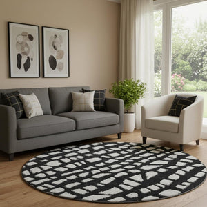 HomeRoots 8' Black and Ivory Cobblestone Washable Round Rug - UV Protected, Durable & Easy-Clean Design! 663344