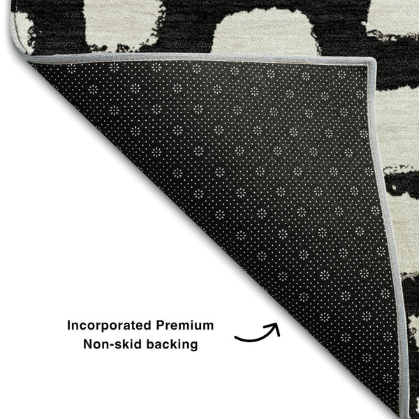 HomeRoots 8' Black and Ivory Cobblestone Washable Round Rug - UV Protected, Durable & Easy-Clean Design! 663344