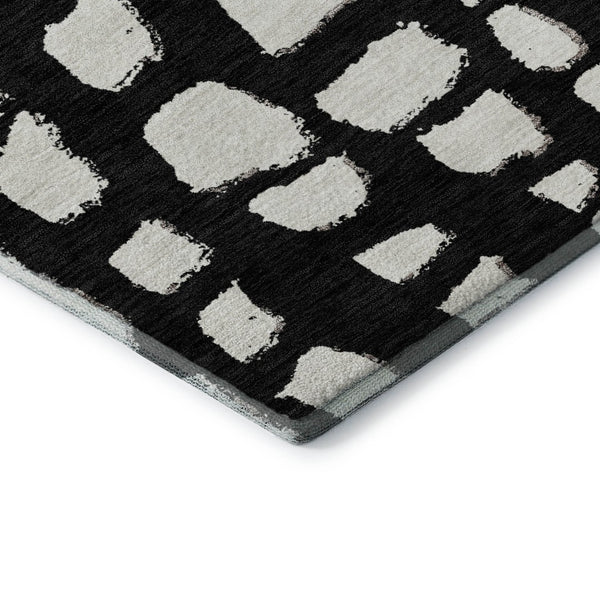 HomeRoots 8' Black and Ivory Cobblestone Washable Round Rug - UV Protected, Durable & Easy-Clean Design! 663344