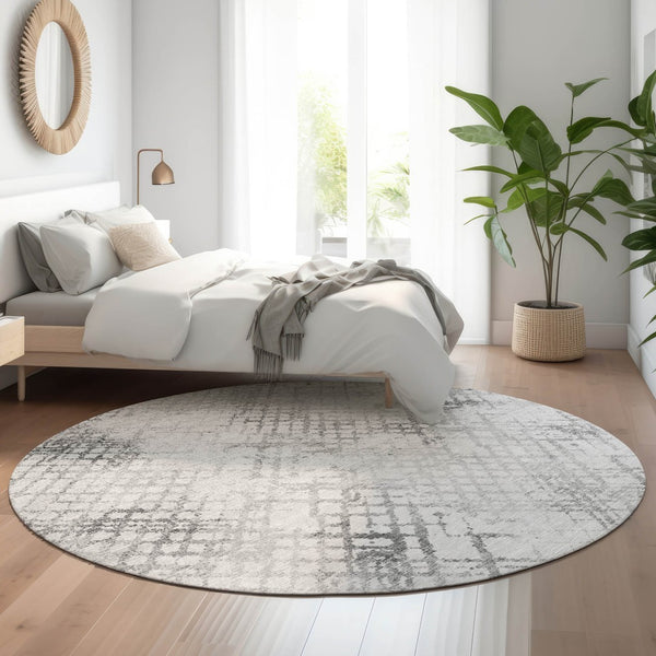 HomeRoots 8' Gray and Silver Geometric Round Rug - Washable, UV Protected, Stain Resistant for Modern Spaces 666641