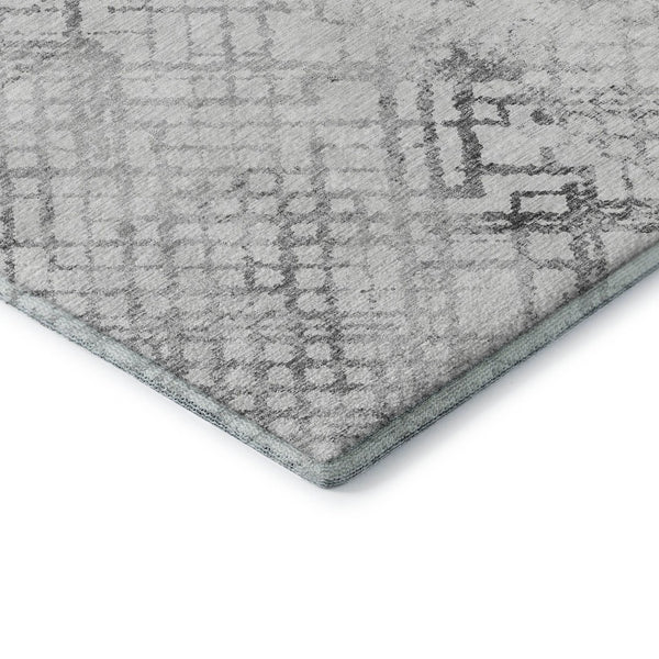 HomeRoots 8' Gray and Silver Geometric Round Rug - Washable, UV Protected, Stain Resistant for Modern Spaces 666641