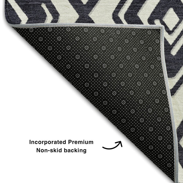HomeRoots 8' Black and Ivory Geometric Round Rug - Washable, UV-Protected, Stain-Resistant for Modern Spaces 668382