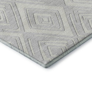 HomeRoots 8' Silver and Ivory Geometric Round Rug - Washable, UV-Protected, Durable for High-Traffic Areas 668448