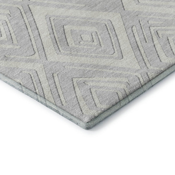HomeRoots 8' Silver and Ivory Geometric Round Rug - Washable, UV-Protected, Durable for High-Traffic Areas 668448