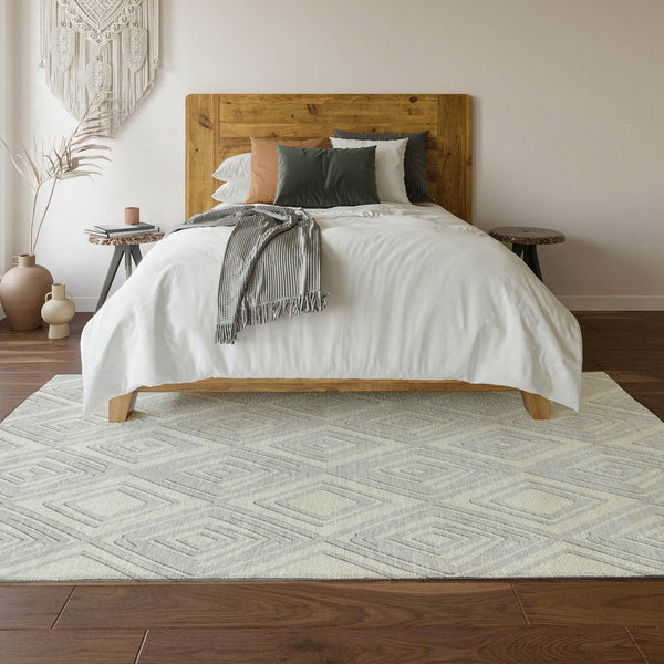 HomeRoots 8' X 10' Stylish Silver & Ivory Geometric Area Rug - Washable, UV Protected, Perfect for High Traffic Areas! 668449