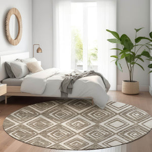 HomeRoots 8' Taupe and Beige Geometric Round Rug - Washable, Stain Resistant, UV Protected for Busy Homes 668454