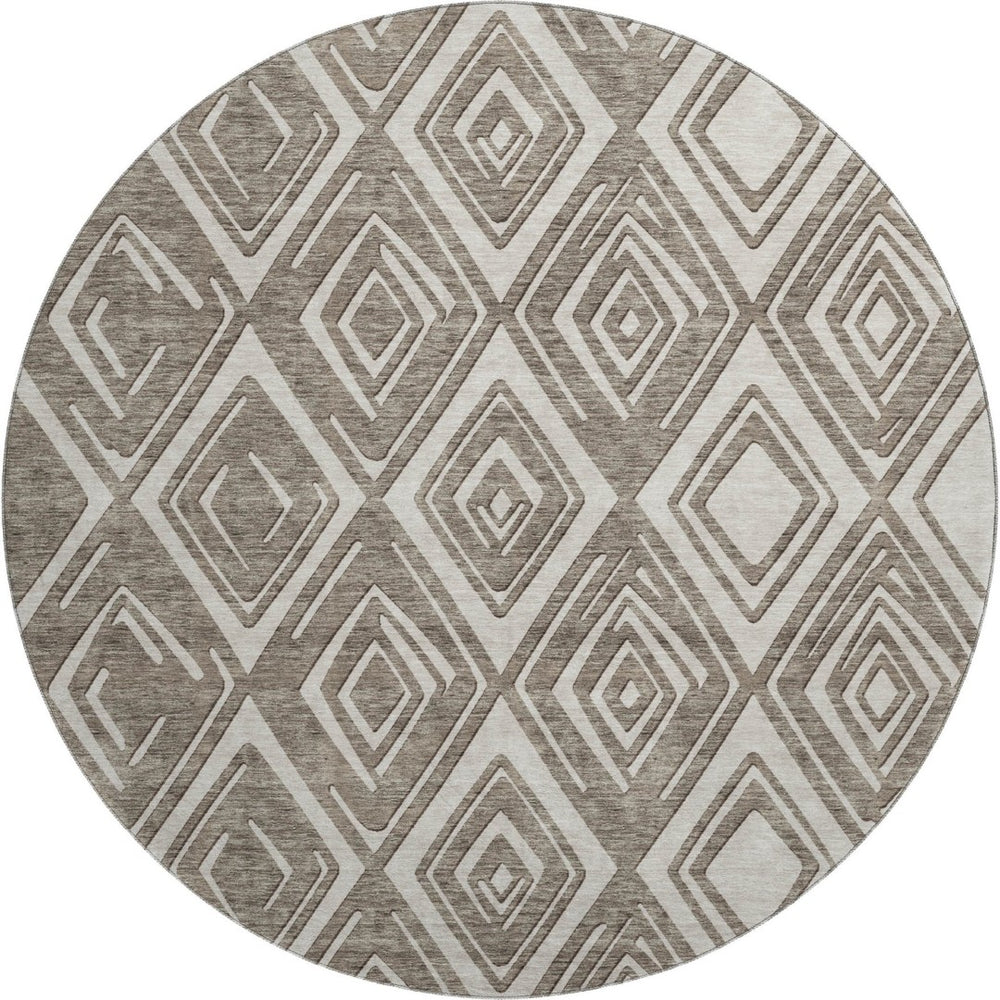 HomeRoots 8' Taupe and Beige Geometric Round Rug - Washable, Stain Resistant, UV Protected for Busy Homes 668454