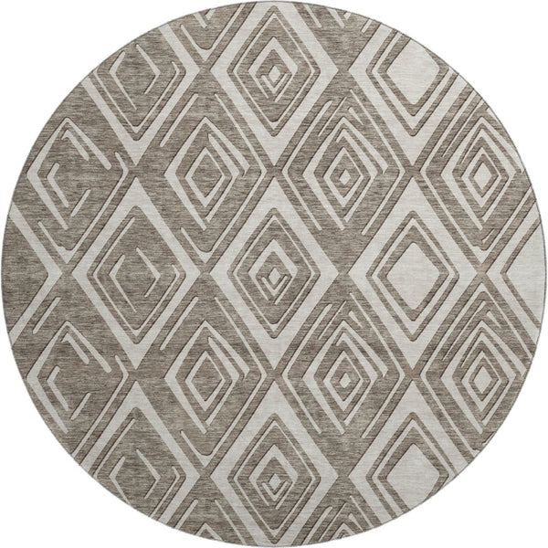 HomeRoots 8' Taupe and Beige Geometric Round Rug - Washable, Stain Resistant, UV Protected for Busy Homes 668454
