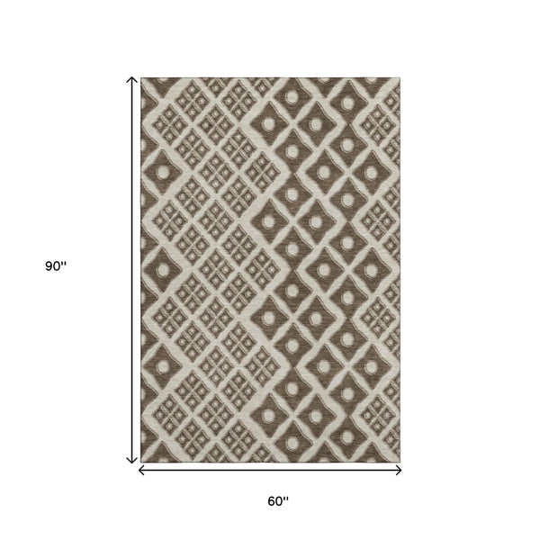 HomeRoots 5' Brown & Beige Geometric Area Rug – Washable, UV Protected, Stain-Resistant, Perfect for Any Room! 668714
