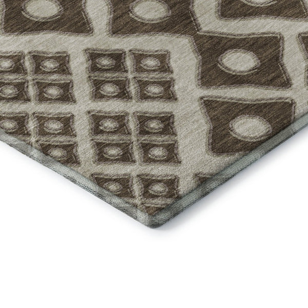 HomeRoots 5' Brown & Beige Geometric Area Rug – Washable, UV Protected, Stain-Resistant, Perfect for Any Room! 668714