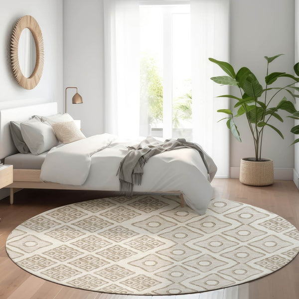HomeRoots 8' Ivory and Beige Geometric Round Rug - Washable, UV Resistant, Perfect for High-Traffic Areas 668733