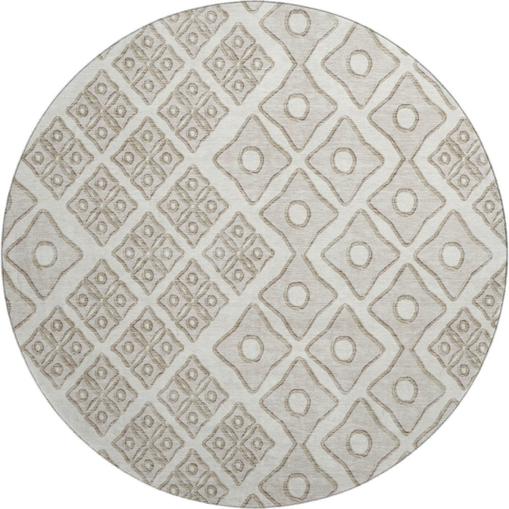 HomeRoots 8' Ivory and Beige Geometric Round Rug - Washable, UV Resistant, Perfect for High-Traffic Areas 668733