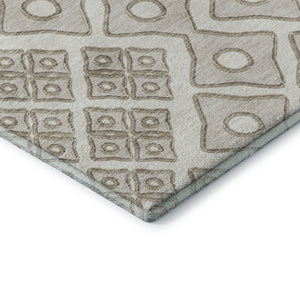 HomeRoots 8' Ivory and Beige Geometric Round Rug - Washable, UV Resistant, Perfect for High-Traffic Areas 668733