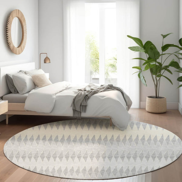 HomeRoots 8' Silver Ivory and Gray Striped Round Rug - Washable, UV Protected, Stain-Resistant, Modern Elegance 668997