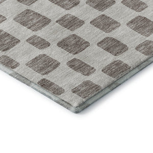 HomeRoots 8' Taupe and Ivory Geometric Round Rug – Washable, UV Protected, Perfect for High-Traffic Areas! 669315