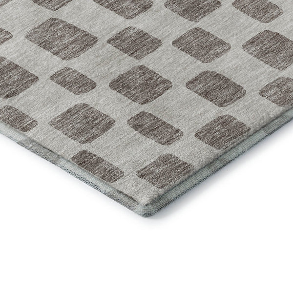 HomeRoots 8' Taupe and Ivory Geometric Round Rug – Washable, UV Protected, Perfect for High-Traffic Areas! 669315