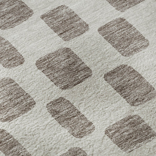 HomeRoots 8' Taupe and Ivory Geometric Round Rug – Washable, UV Protected, Perfect for High-Traffic Areas! 669315