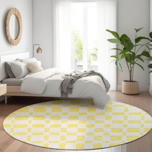 HomeRoots 8' Yellow and Beige Geometric Round Rug - Washable, UV Protected, Durable Design for High-Traffic Areas 669333