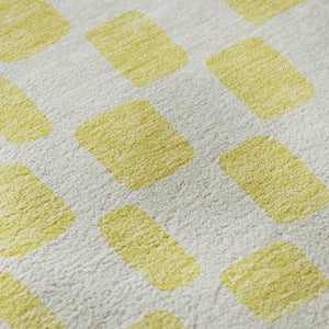 HomeRoots 8' Yellow and Beige Geometric Round Rug - Washable, UV Protected, Durable Design for High-Traffic Areas 669333